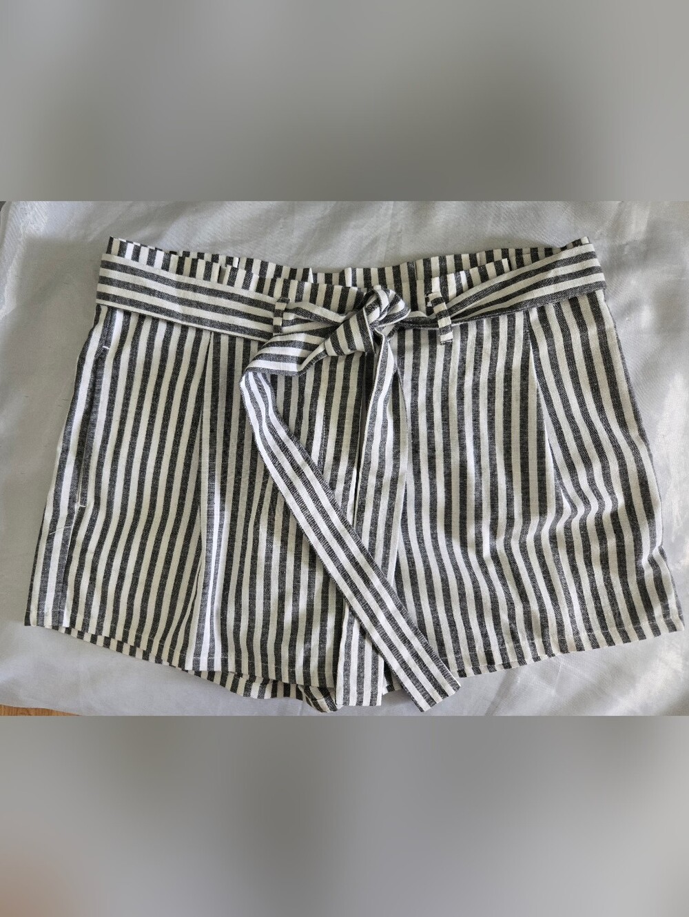 2Sable Shorts Sz Small Gray And White Stripes 2.5" Inseam High Rise Tie Belt Euc